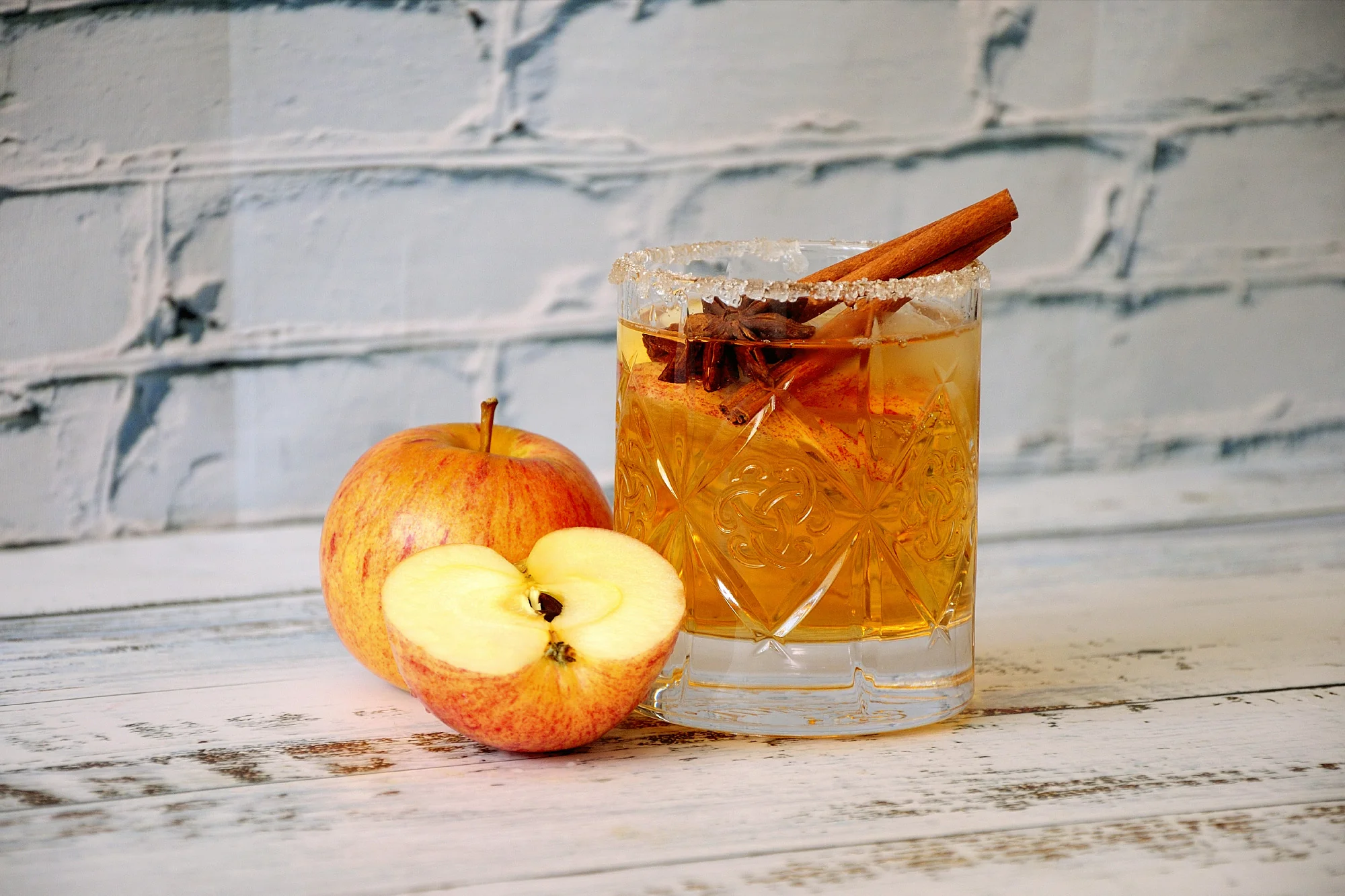 Un cocktail riche et réconfortant qui marie le whisky canadien à des notes de pomme caramélisée et de cannelle. 