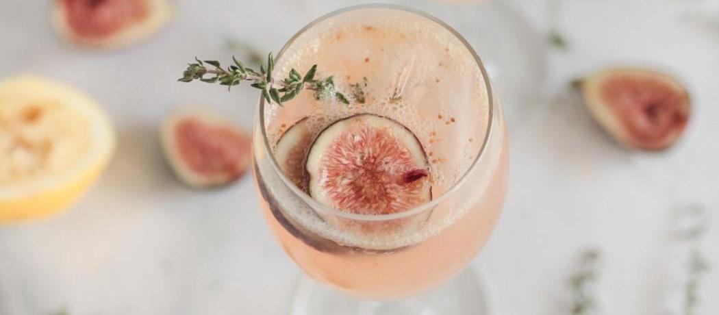 Une boisson élégante et douce, à base de vodka vanille, de liqueur de café, et de crème de cacao blanc.